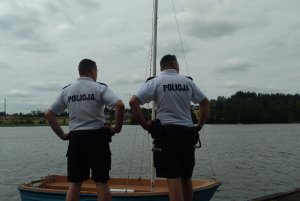 Policjanci obserwują jezioro