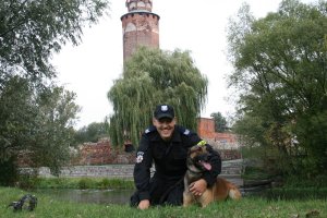 Bros policyjny pies ze swoim przewodnikiem
